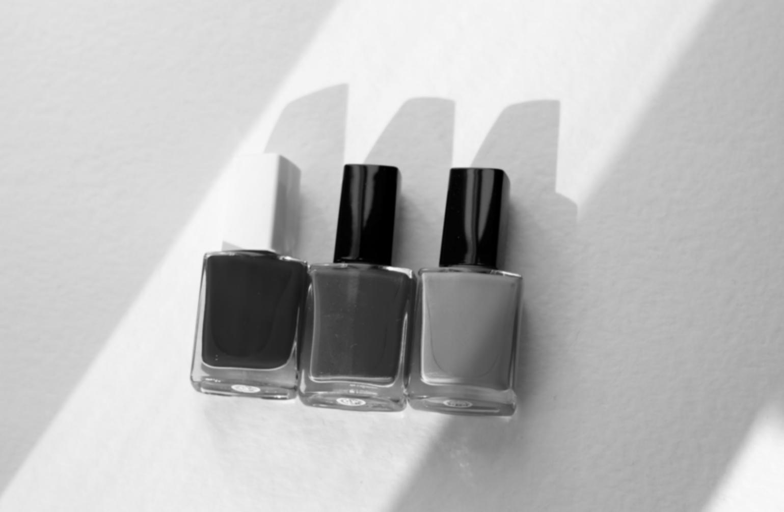 Professionelle Nageldesign-Arbeit mit detaillierten Verzierungen