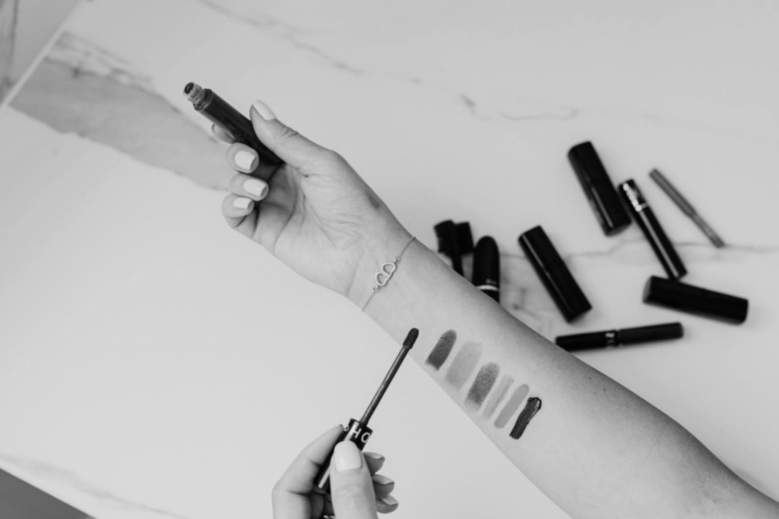 Kreative Nageldesign-Session mit verschiedenen Techniken