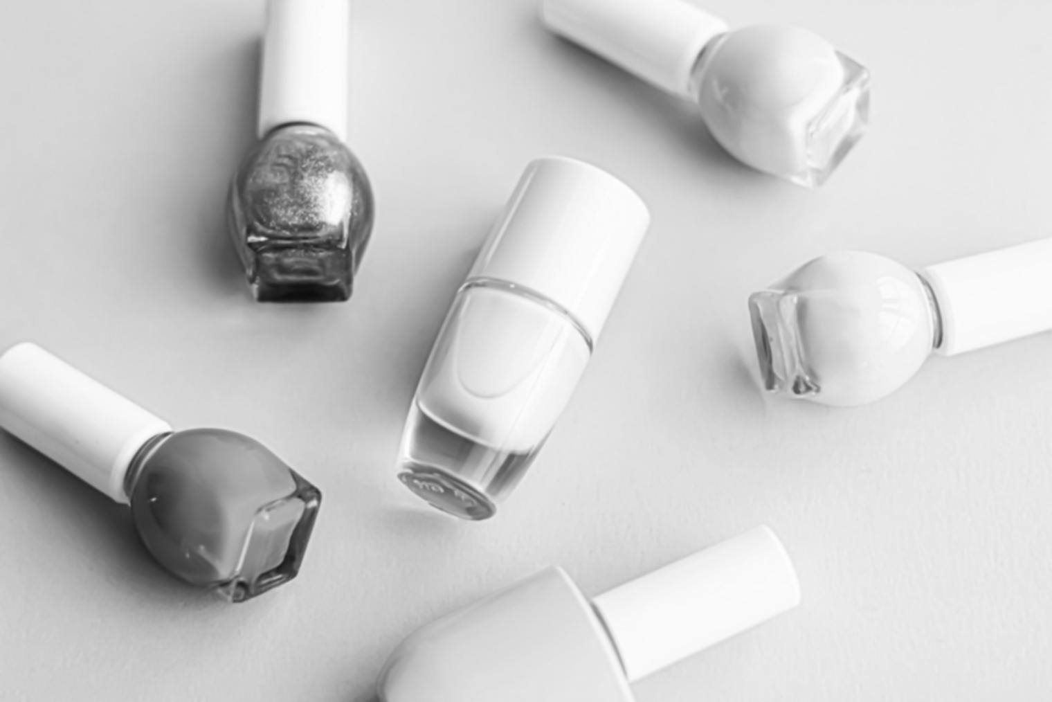 Praktische Nageldesign-Übung im Kursraum