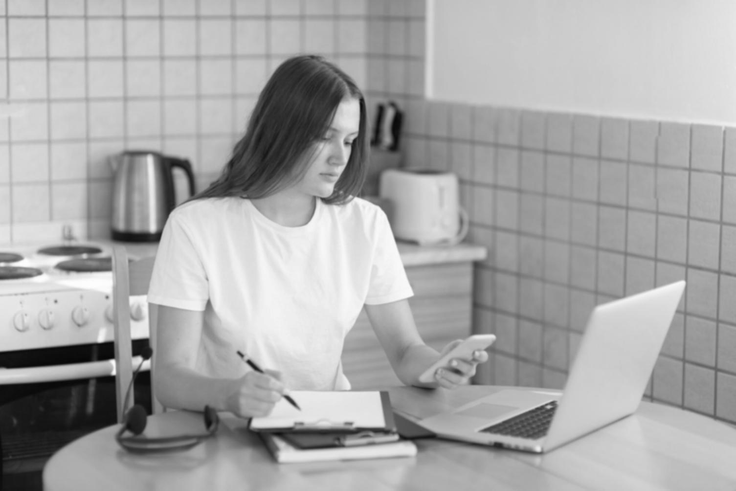 Professionelle Nageldesign-Arbeitsumgebung in Partnerschaft mit lokalen Studios