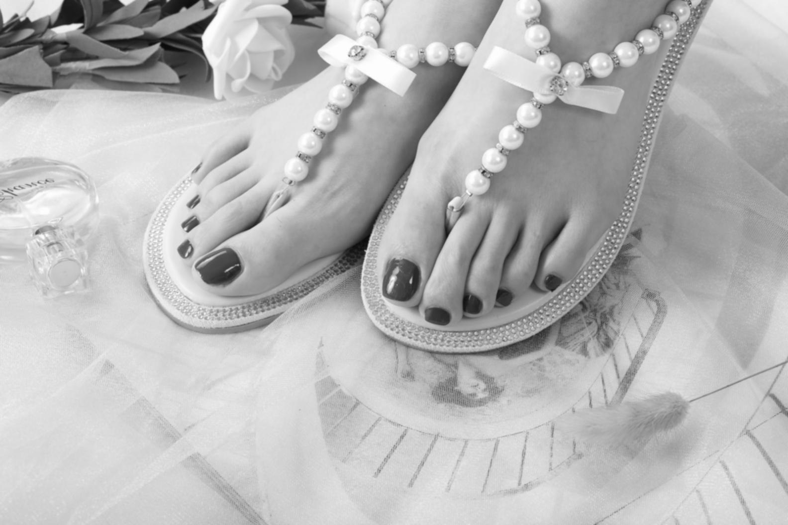Detailarbeit bei der Nagelgestaltung mit Pinsel und Farbe